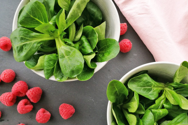 Himbeeren machen das Dressing zu Feldsalat herrlich fruchtig.