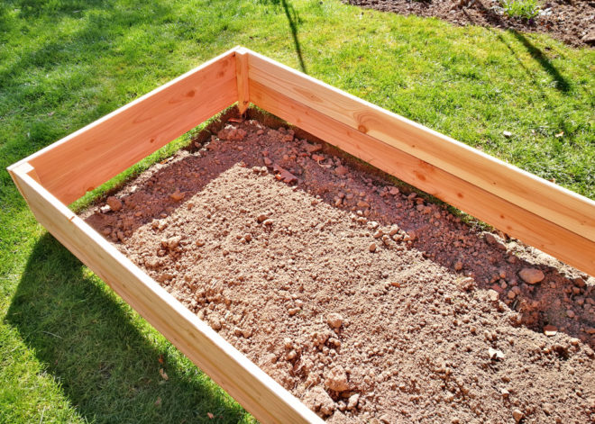 Ein niedriges Hochbeet bietet sich an, um schlechten Gartenboden auszugleichen.