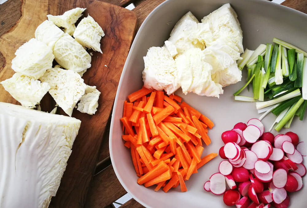 Zutaten für mein selbstgemachtes Kimchi: Chinakohl, Frühlingszwiebeln, Karotten und Radieschen oder Rettich.