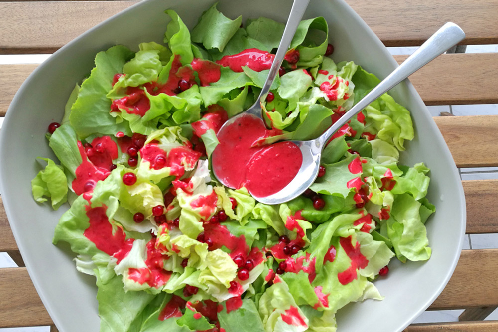 Johannisbeer-Dressing für Kopfsalat und Blattsalate | Frau Schüttler